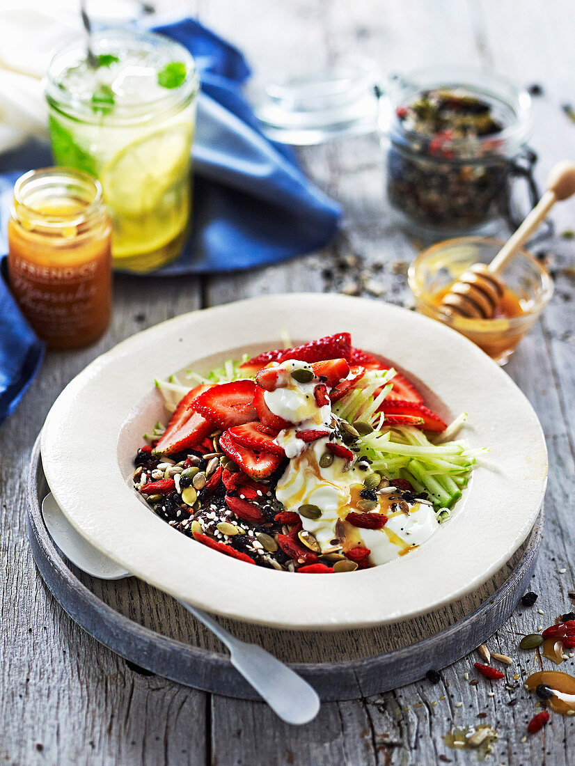 Super Seed Bowl mit Apfel und Joghurt