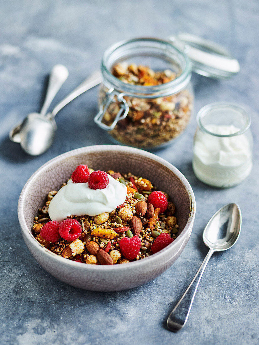 Müsli mit gepufftem Getreide, Kokosnuss und Himbeeren