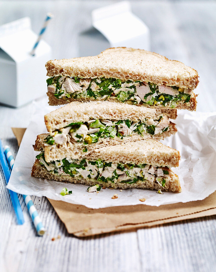 Sandwiches mit Hühnchen, Kernen und Rucola