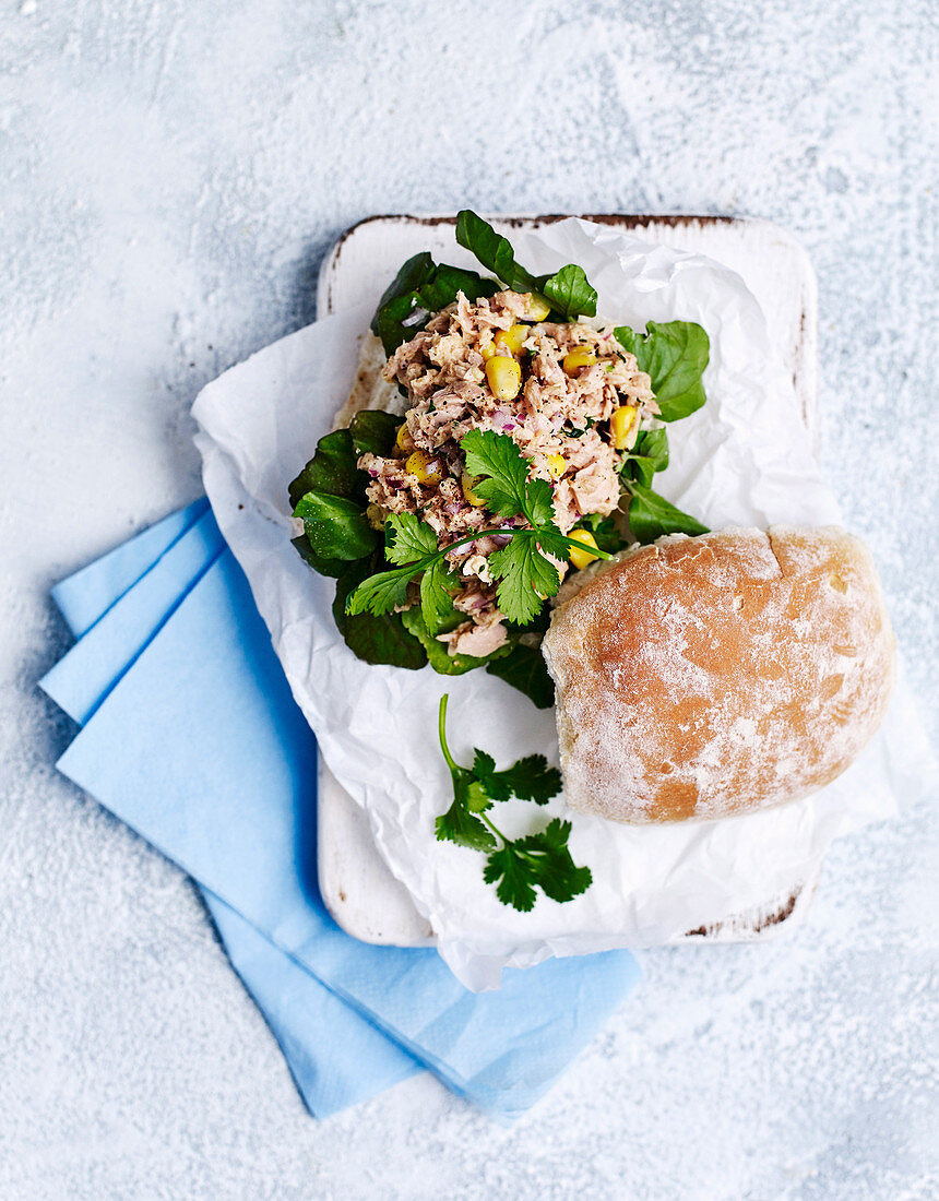 Thunfischbrötchen mit Mais und Petersilie