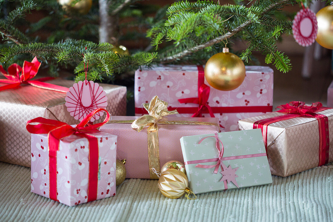 Selbstgebastelter Christbaumschmuck und verpackte Geschenke