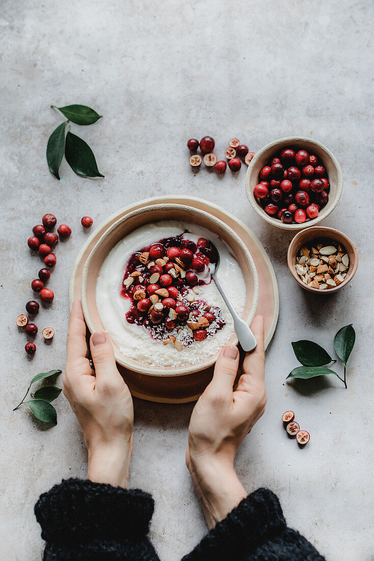 Joghurt mit frischen Cranberries und Mandeln