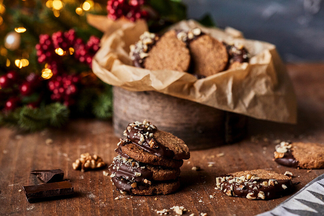 Winterlicher Cookies mit Walnüssen und Schokolade