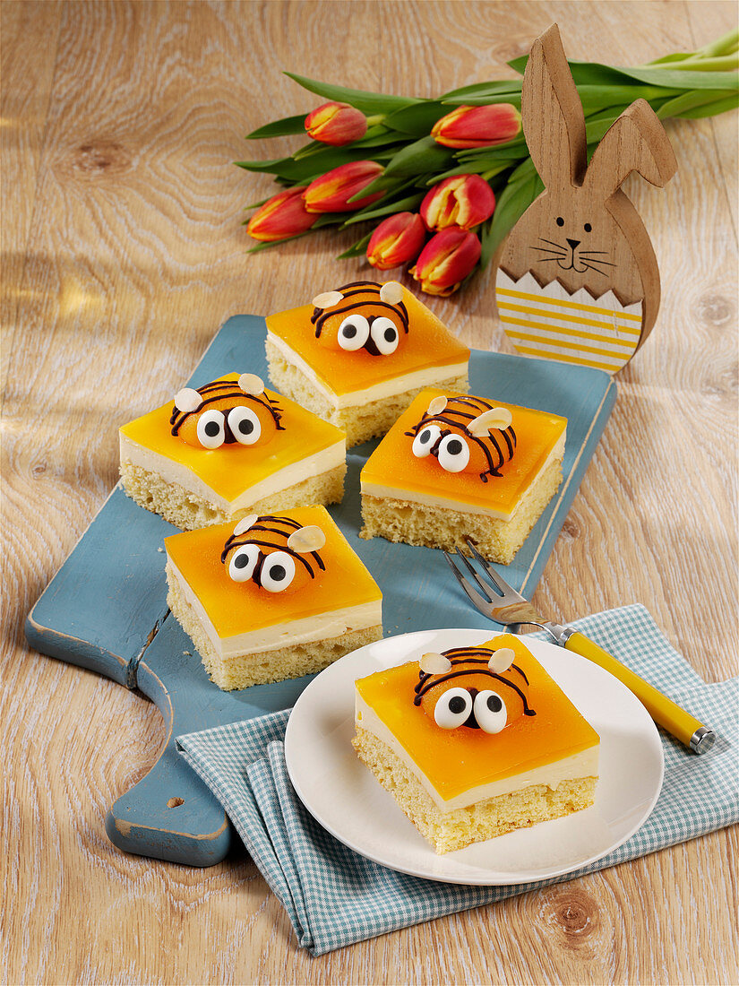 Apricot 'bee' cake