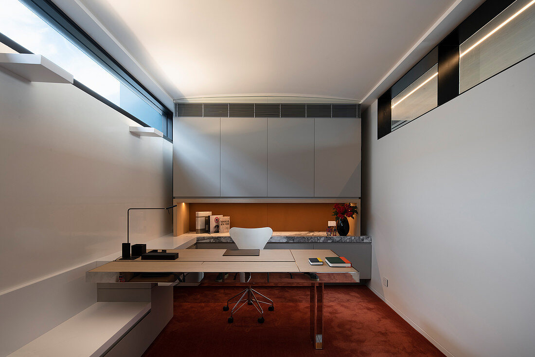 Minimalistisches Arbeitszimmer mit deckenbündigem Fensterband
