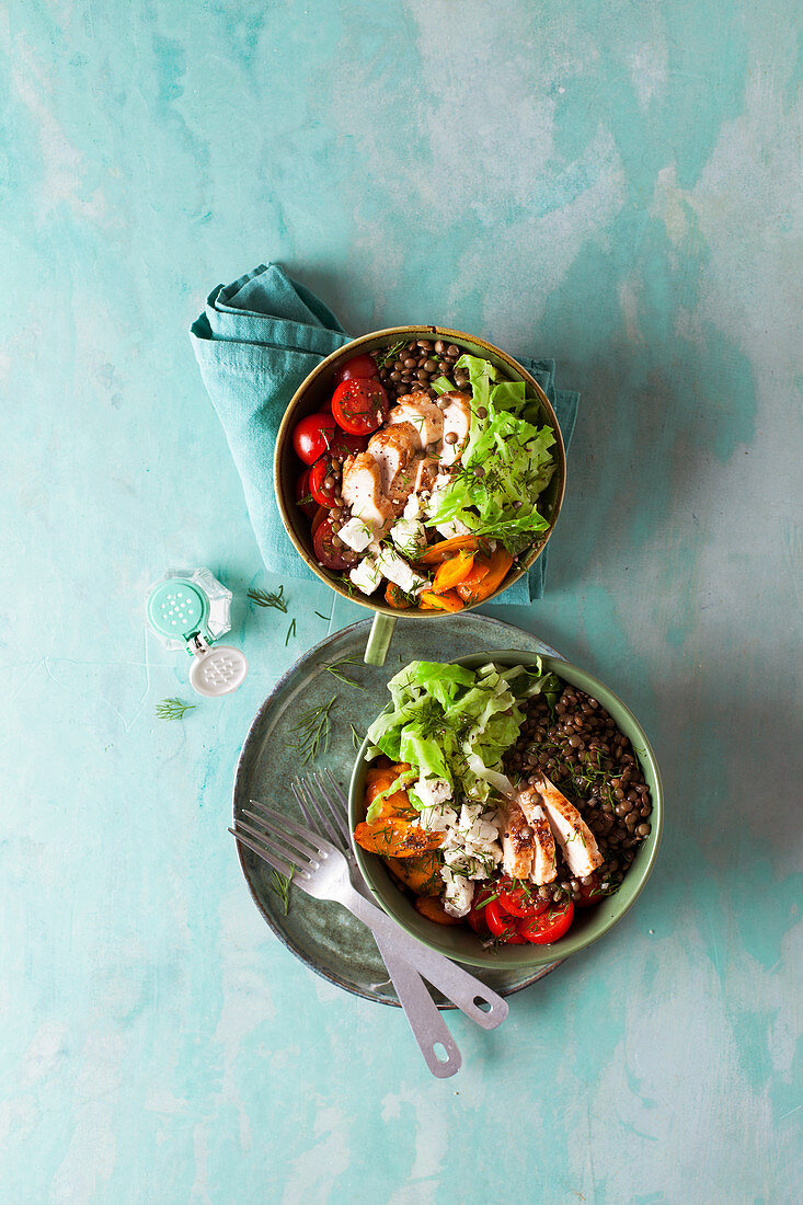 Lauwarme Wirsing-Linsen-Bowl mit Hähnchenbrust