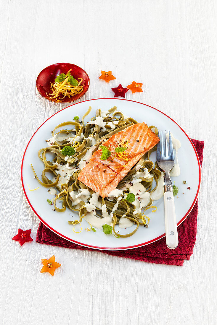 Lachs auf grünen Bandnudeln mit Käsesauce