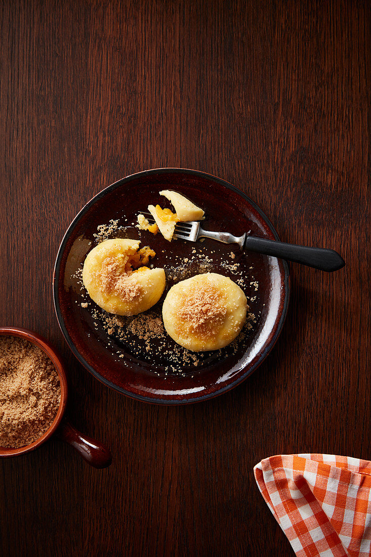 Aprikosenknödel mit Zimtbröseln