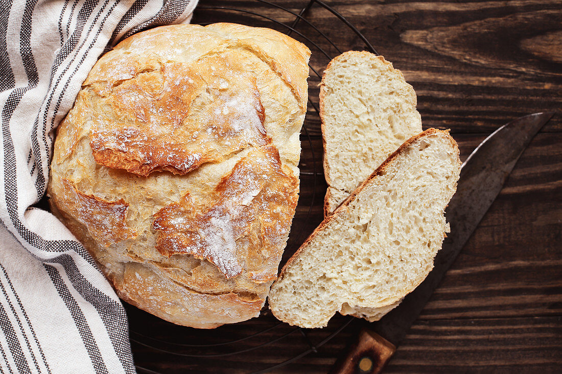 Selbst gebackenes, rundes Brot, angeschnitten