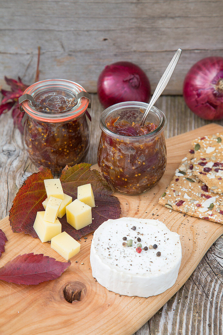 Zwiebelchutney mit Ziegenkäse