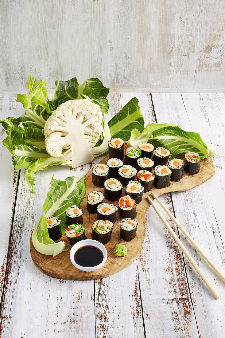 Blumenkohl-Sushi mit Möhren und Paprika