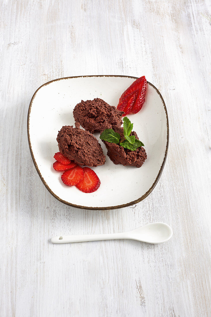 Veganes Mousse au Chocolat aus Aquafaba mit Erdbeeren