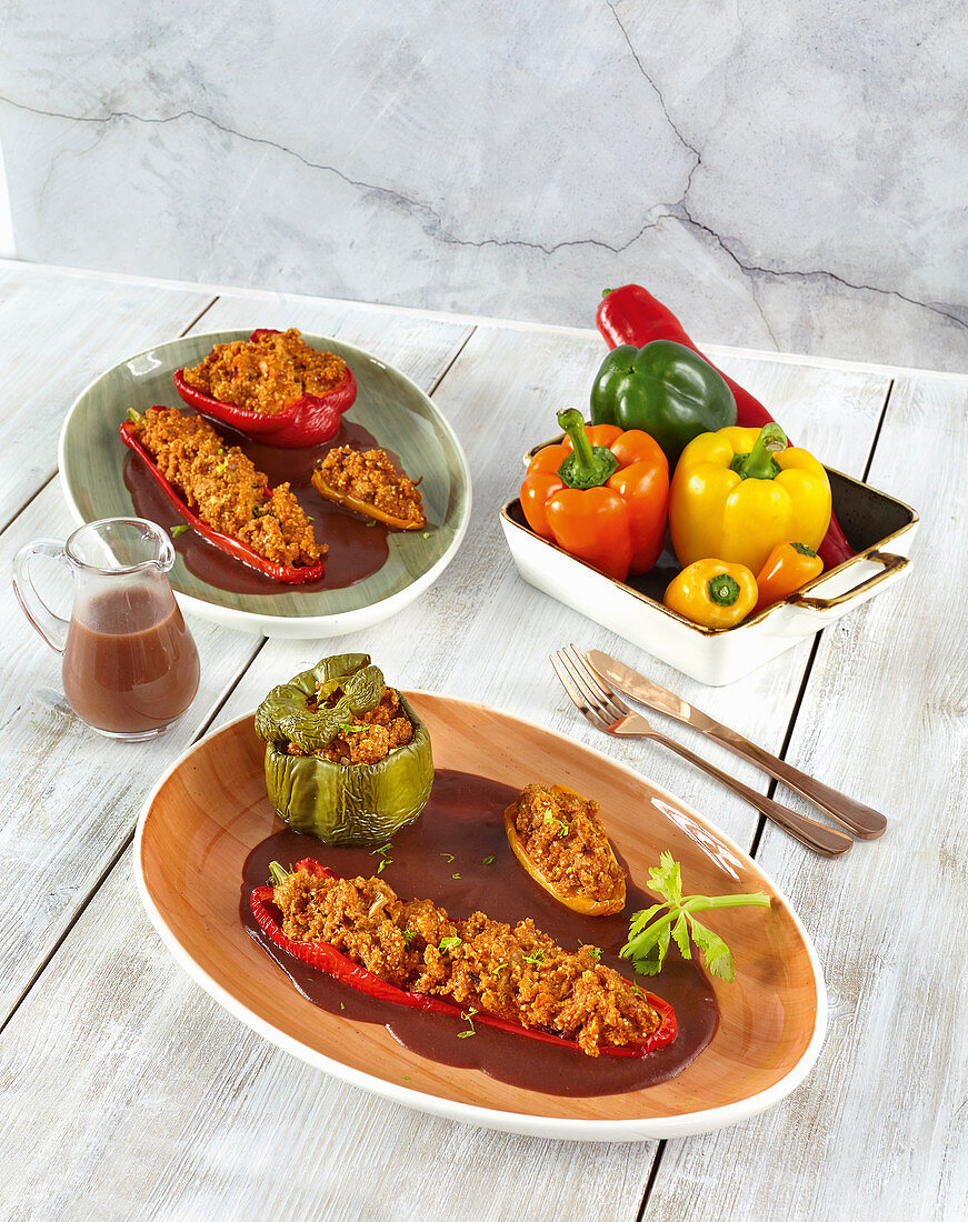 Gefüllte Paprika mit Gemüsehack und Rotweinsauce