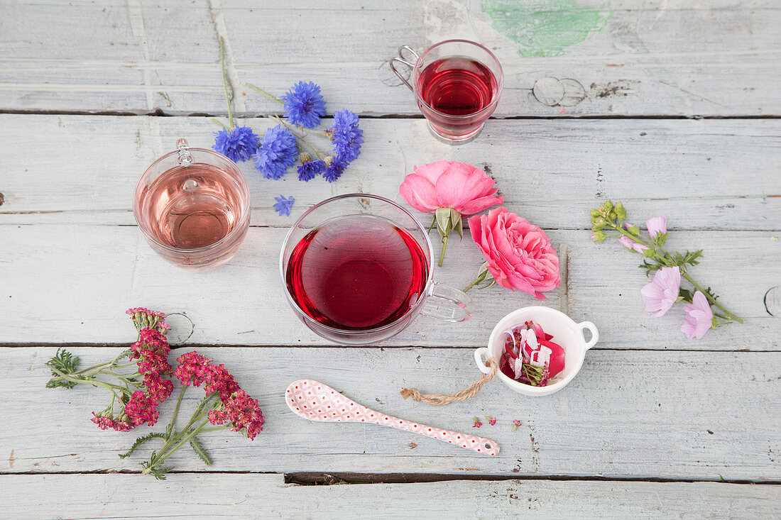 Blütentee mit Rosen, Malven, Schafgarbe und Kornblume