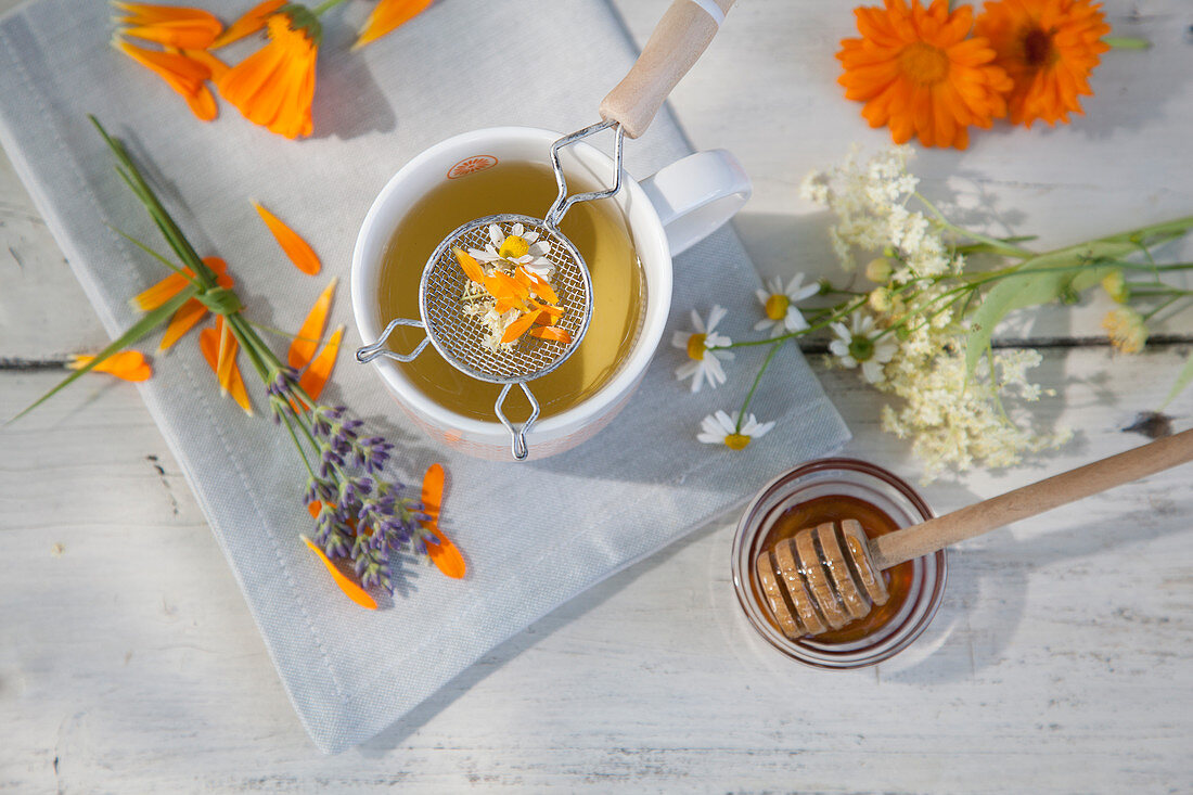 Einschlaftee mit Ringelblume, Kamille, Lindenblüten und Honig