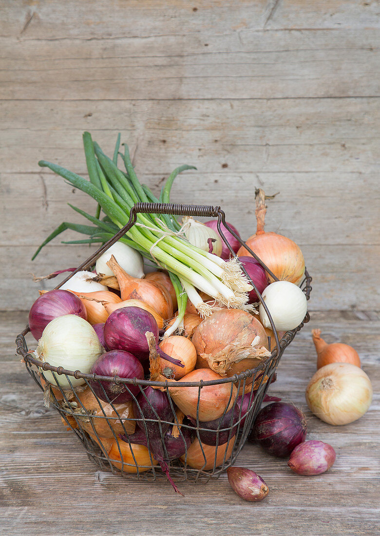 Basket with different types of onions