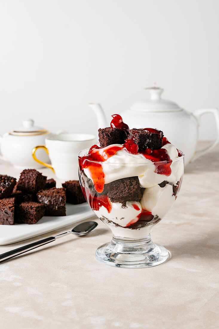 Trifle aus Schokoladenkuchen, Cranberries und Schlagsahne