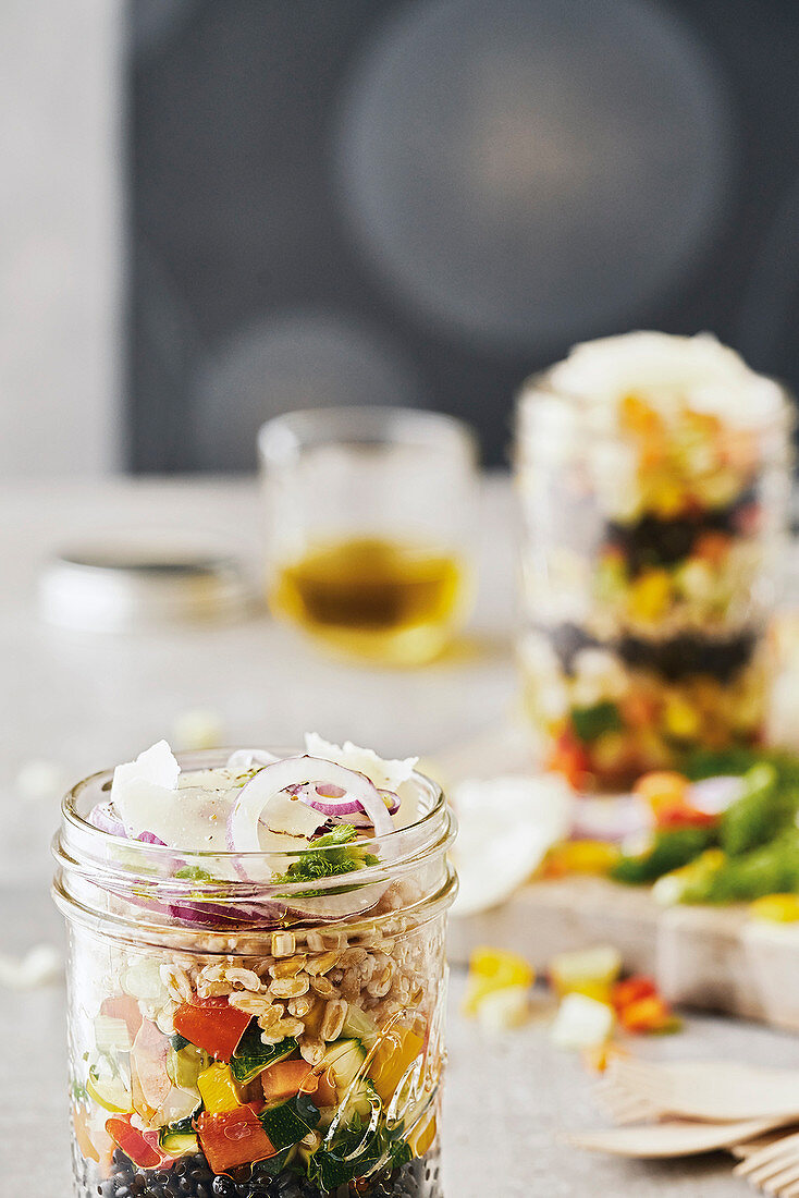Hülsenfrüchtesalat mit Gemüse und Parmesan im Glas