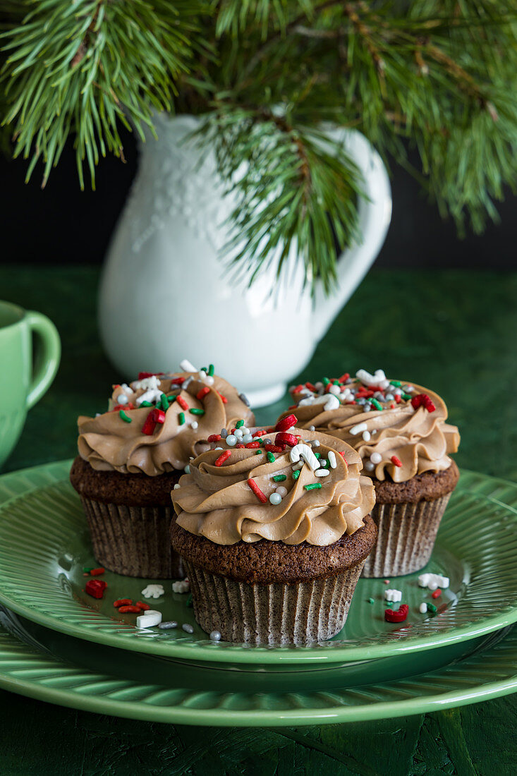 Schokoladencupcakes mit Zuckerstreuseln zu Weihnachten