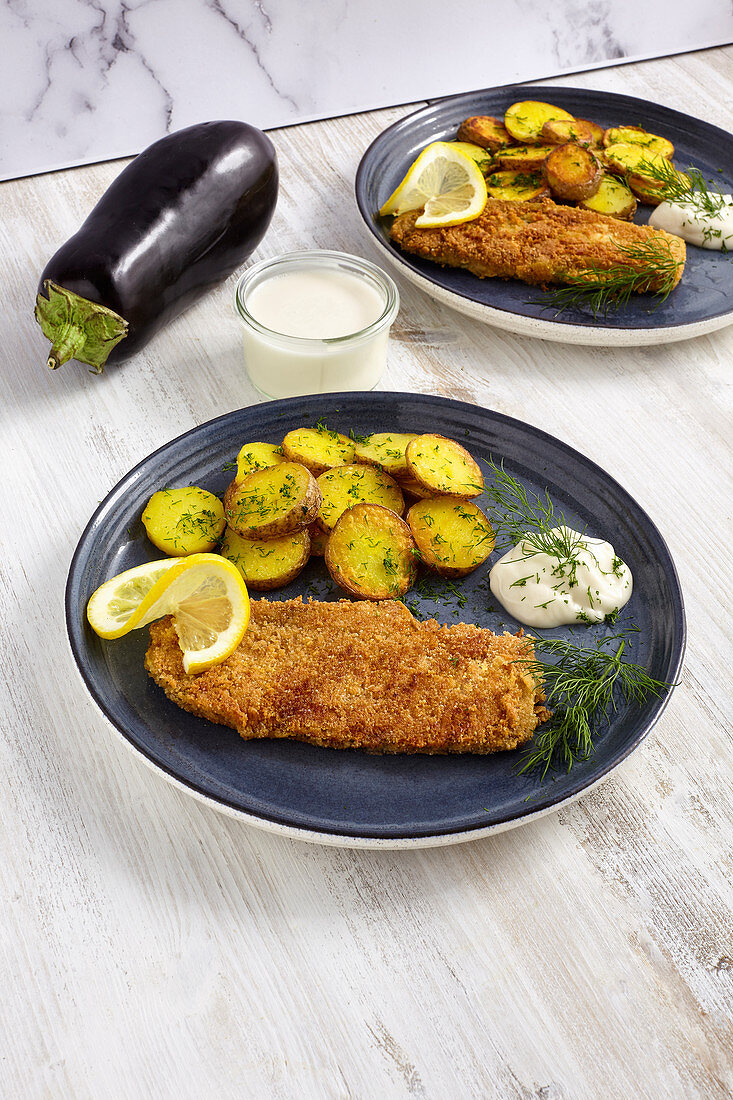 Auberginenschnitzel mit Bratkartoffeln und Mayonnaise