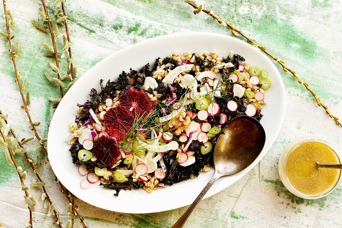 Mediterraner Farro-Salat mit Walnuss-Vinaigrette