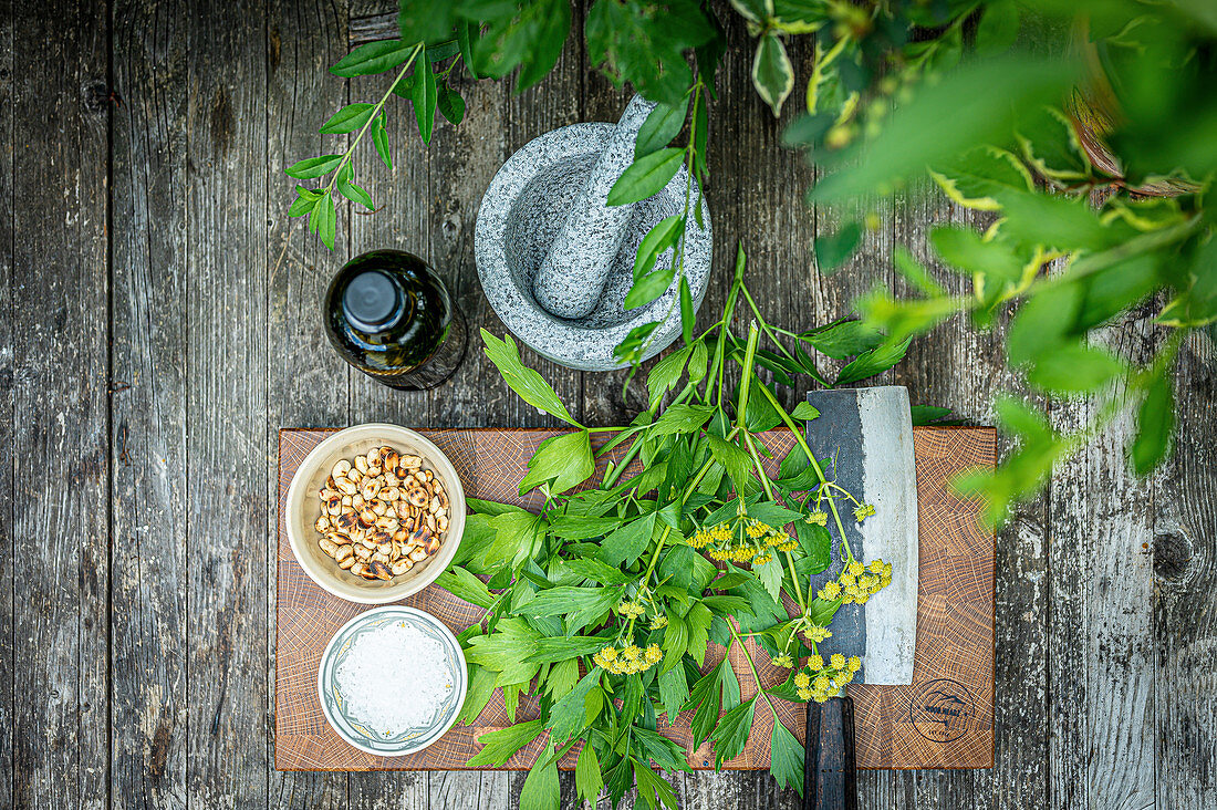 Zutaten für Liebstöckel-Pesto