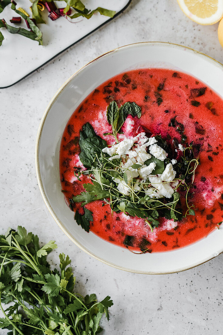 Rote-Bete-Suppe mit Feta und Kräutern