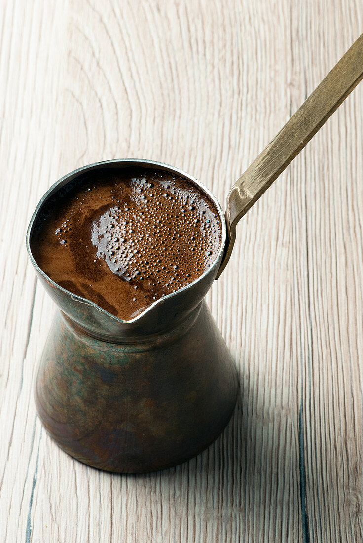 Griechischer Kaffee, serviert in traditionellem Kupfer-Briki