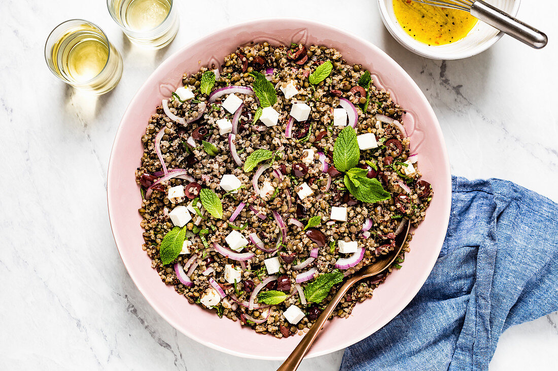 Quinoa-Linsensalat mit Feta