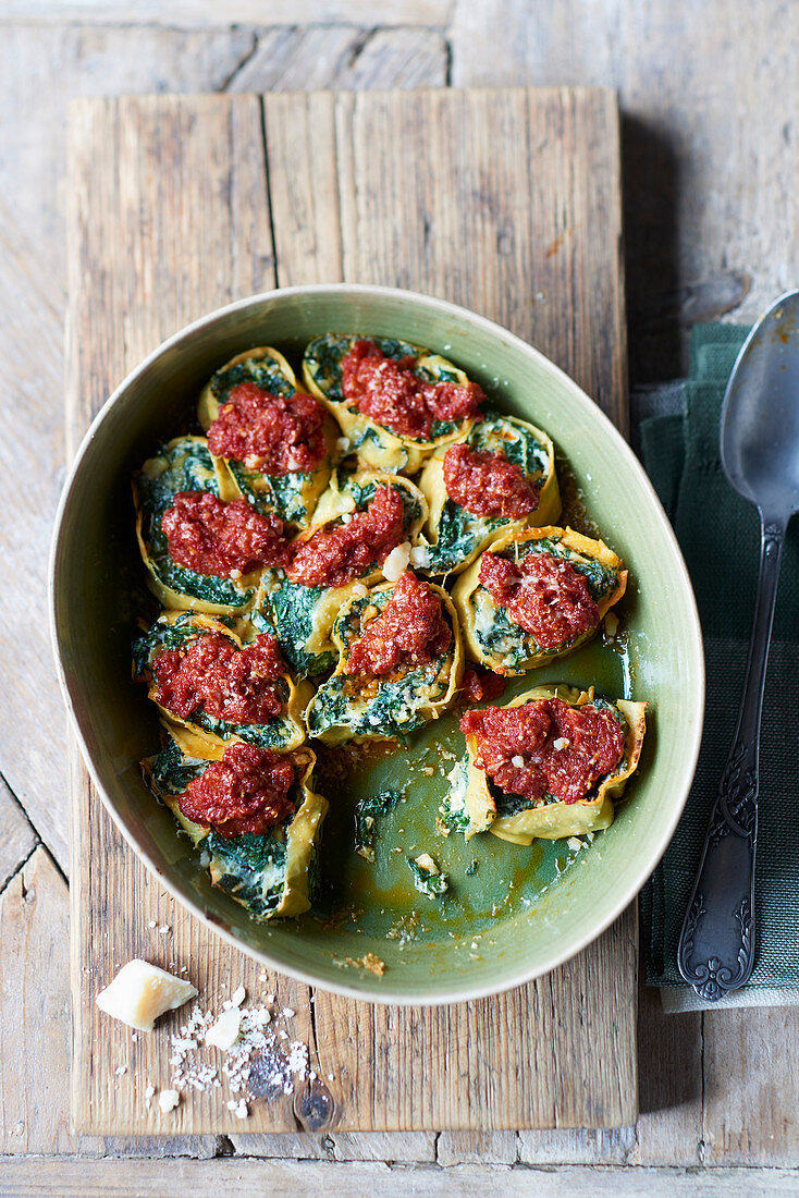 Rotolo mit Spinat, Ricotta und Tomatensauce