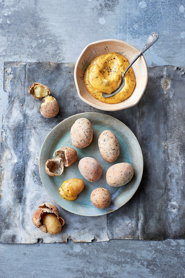 Gebackene Frühkartoffel-Kiesel mit Algenmayonnaise