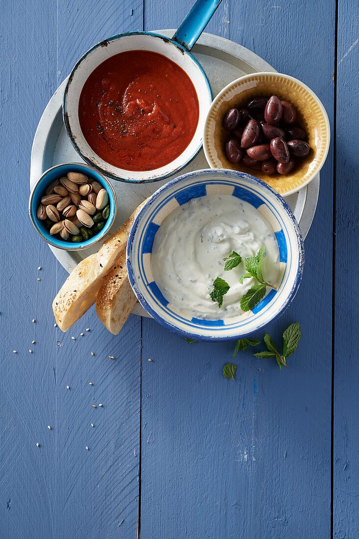 Tomatendip, Minzjoghurt, Oliven und Pistazien