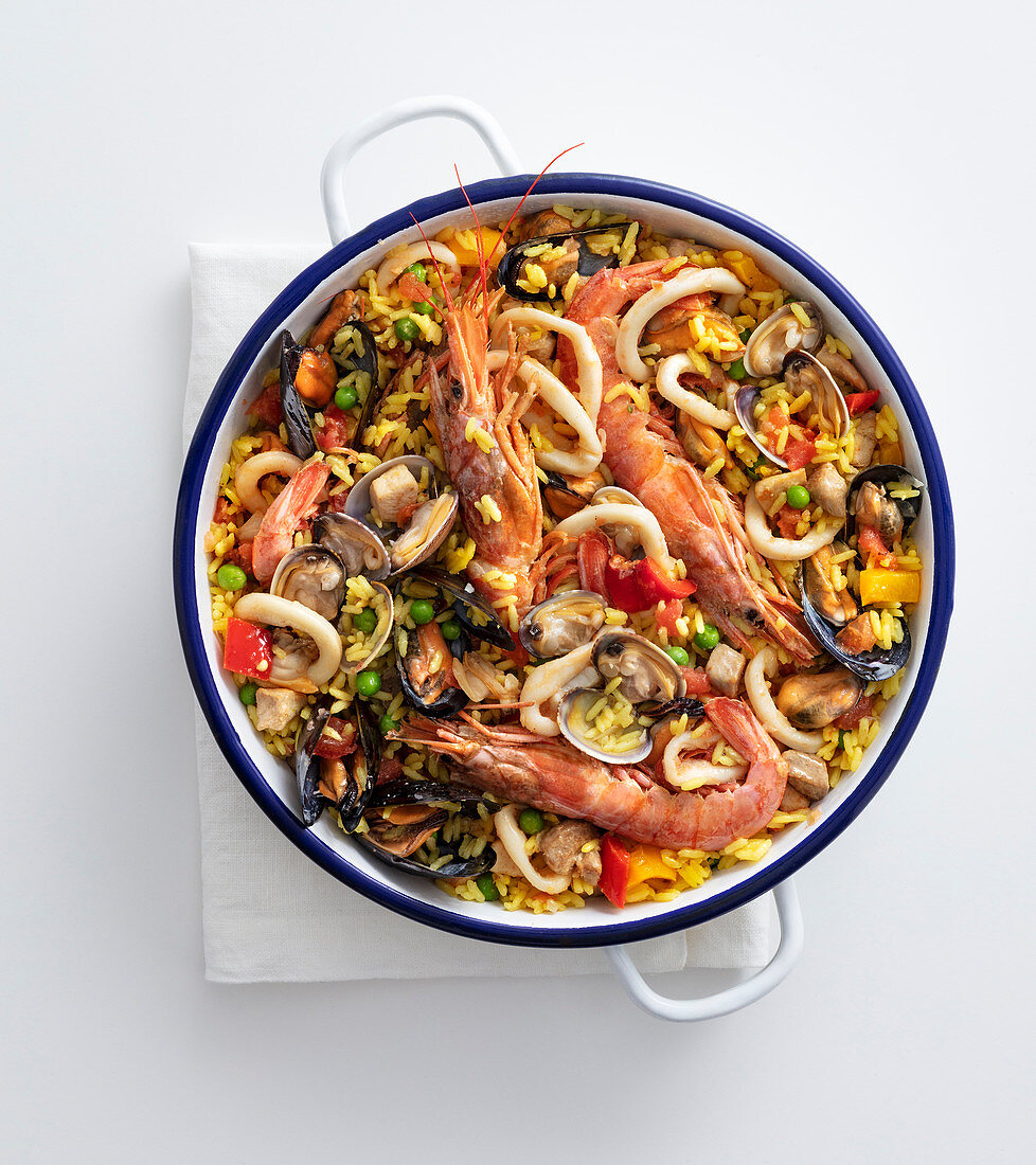 Paella mit Fleisch und Meeresfrüchten