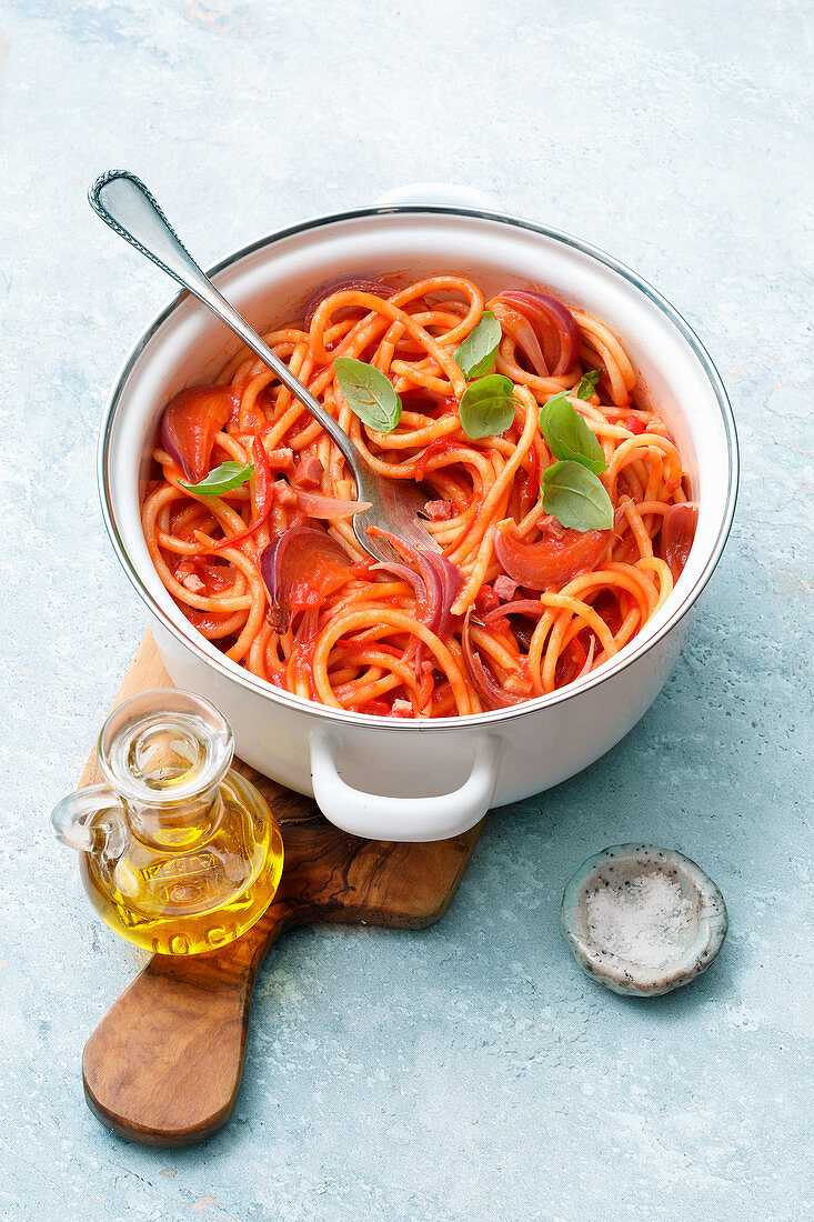 Spaghetti in Bacon and Tomato Sauce (One Pot Pasta)