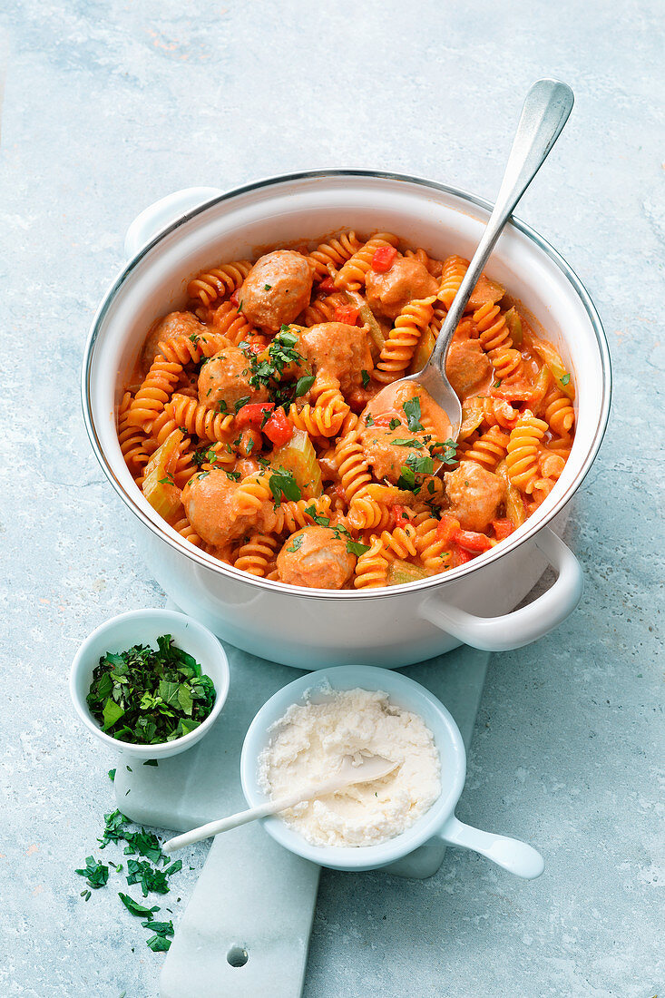 Bell pepper fusilli with sausage (one pot pasta)