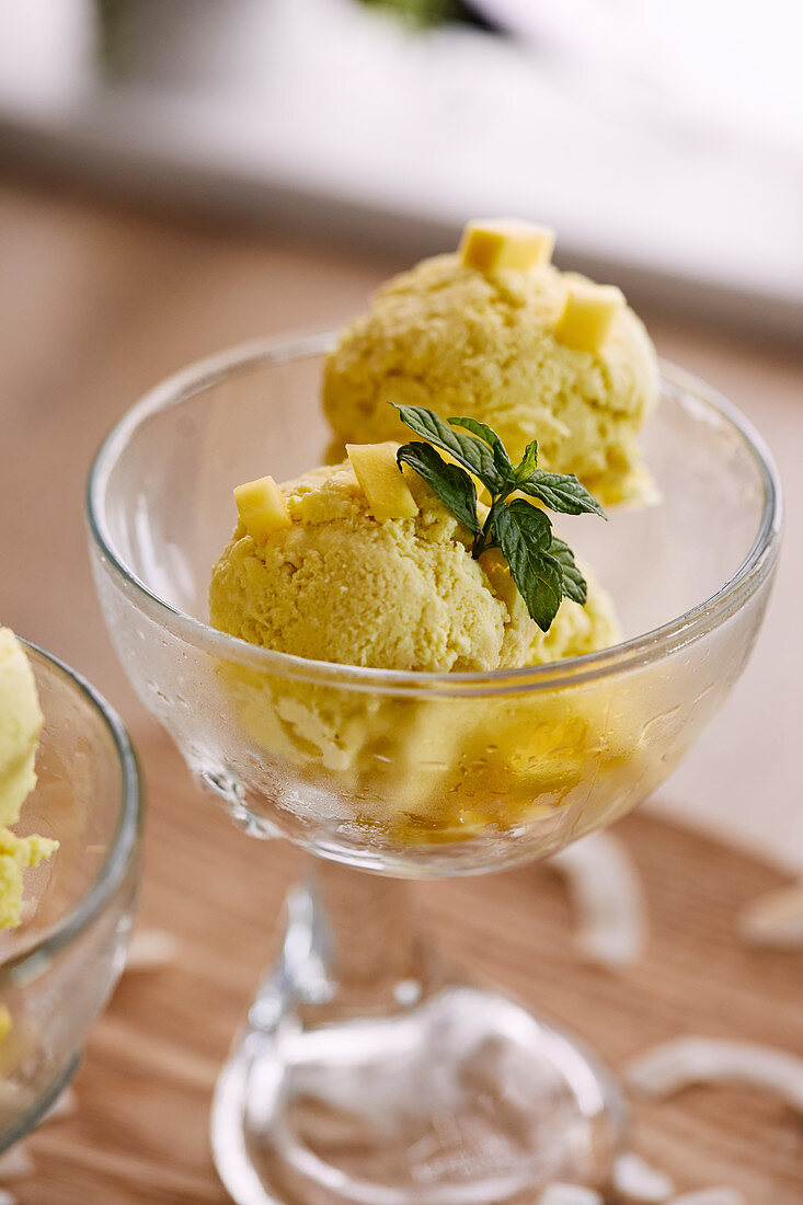 Vegan mango and coconut ice cream (sugar-free)
