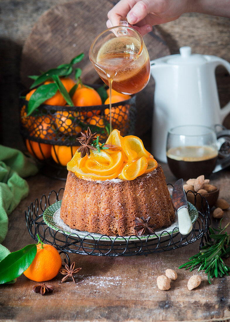 Mandarinenkuchen mit Sirup begiessen