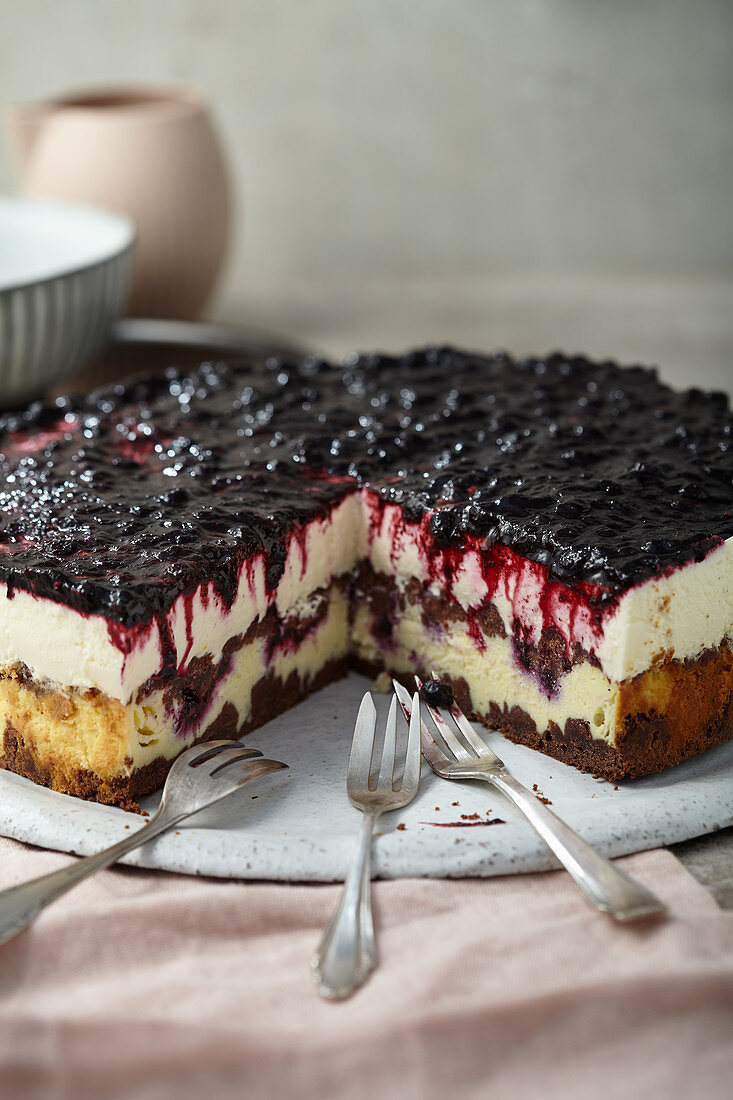 Double cheesecake with blueberries