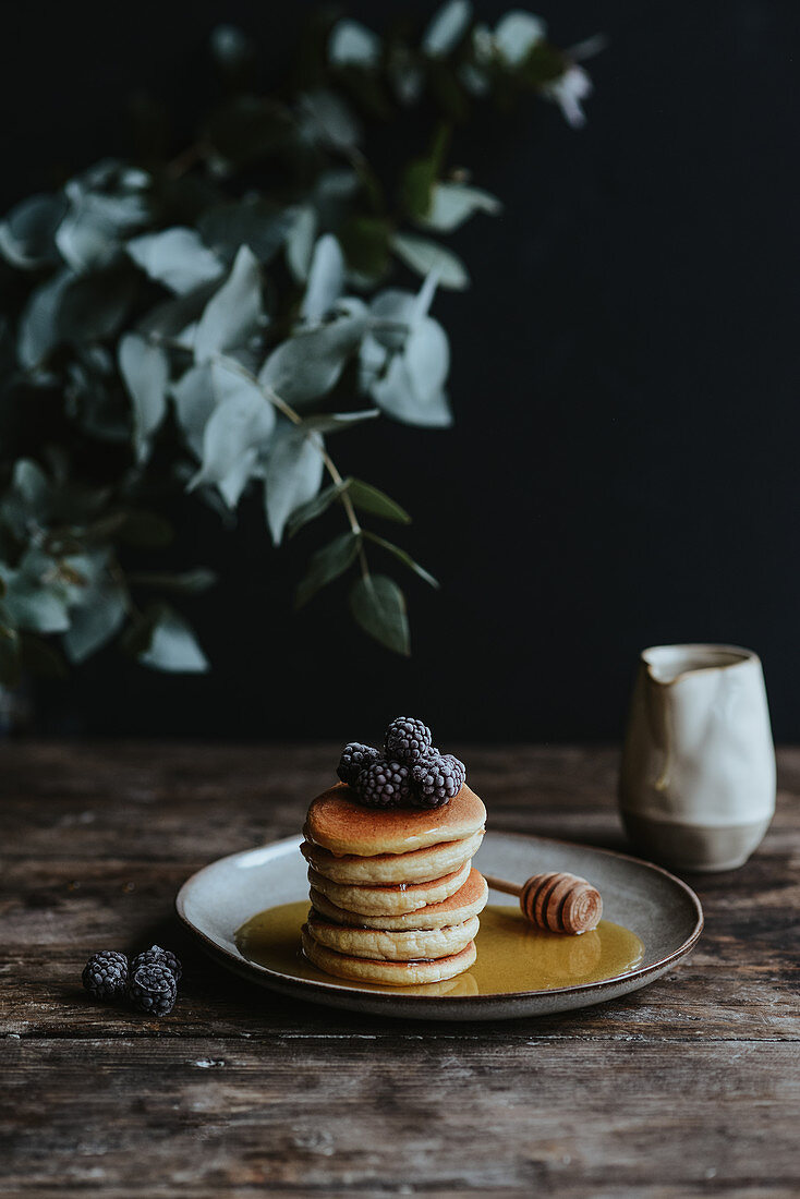 Mini-Pancakes mit Brombeeren und Ahornsirup