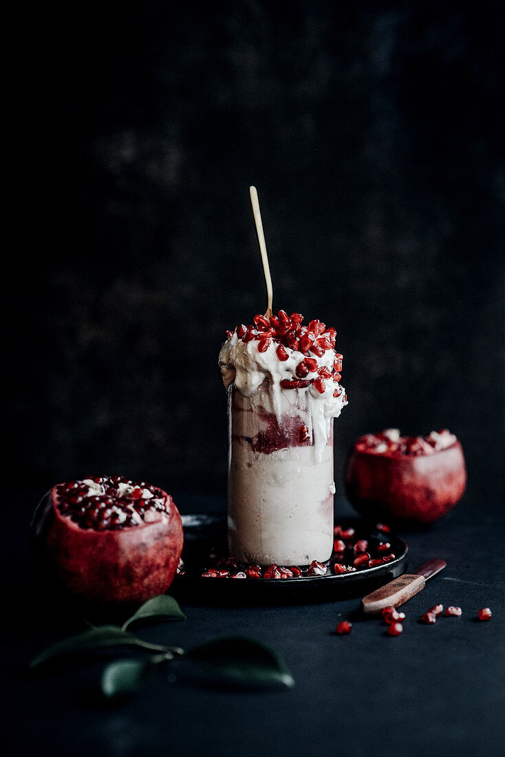 Joghurtdessert im Glas mit Granatapfelkernen