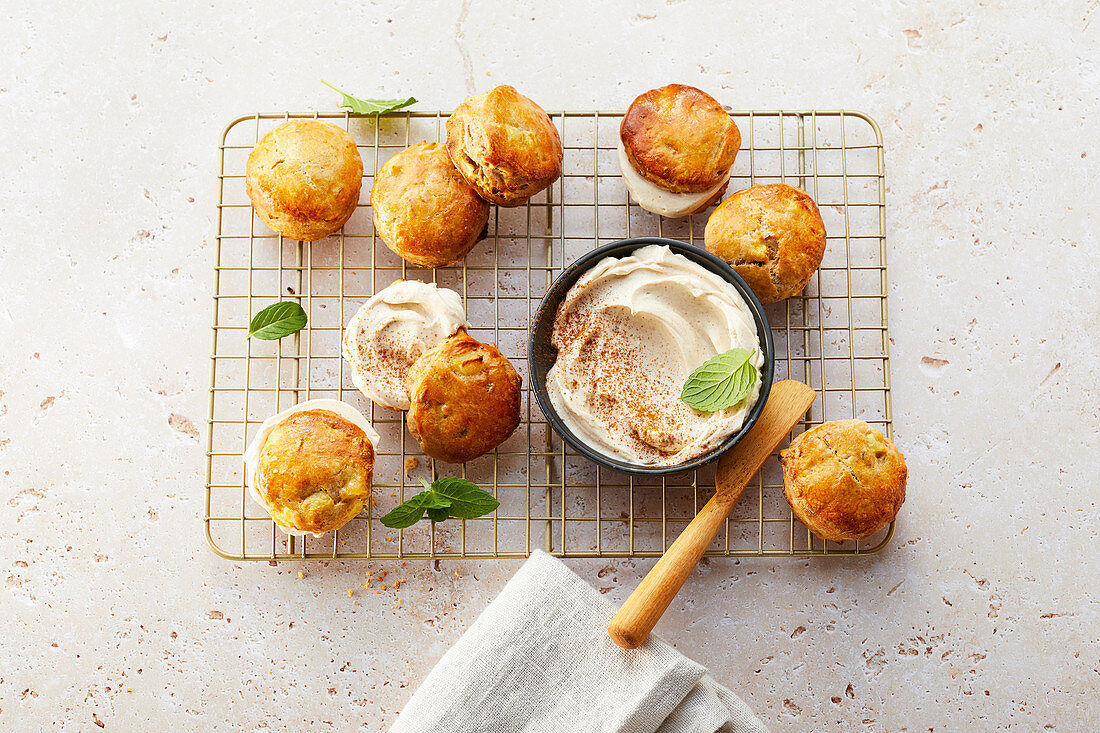 Apple scones with cinnamon cream