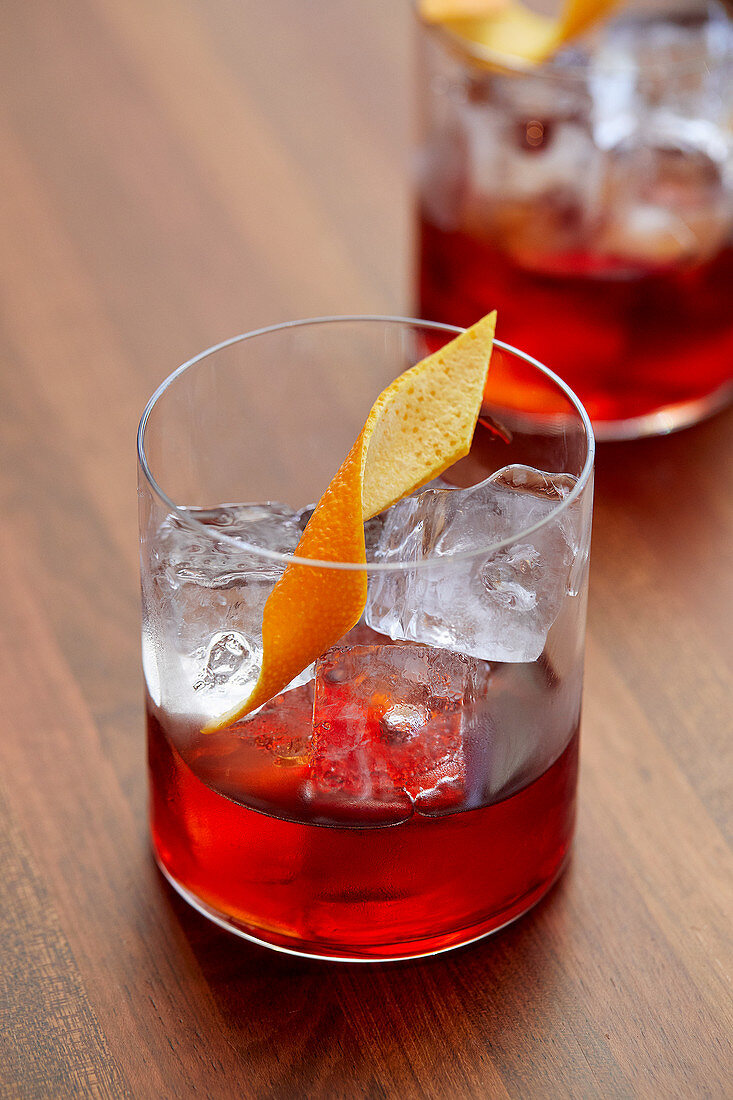 Cocktail De la Frontera mit Orangenschale