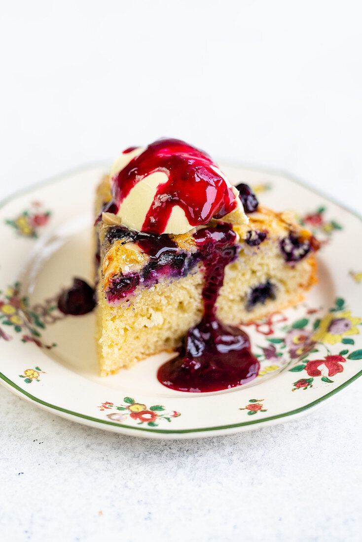 Ein Stück glutenfreier Mandelkuchen mit Blaubeeren