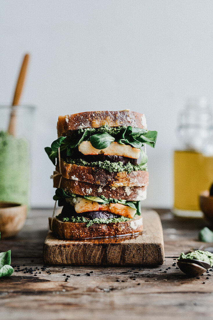 Sandwich with pesto, roasted beetroot, lamb's lettuce and grilled halloumi