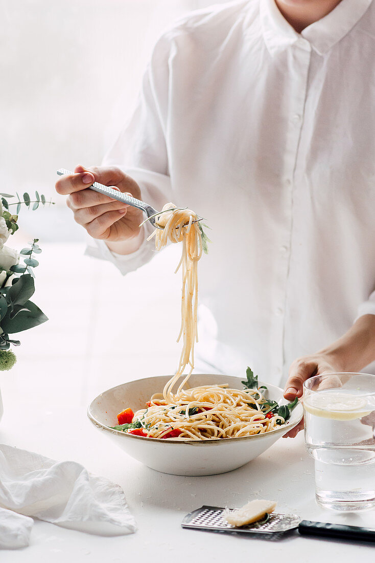 Spaghetti with cherry tomatoes, arugula and parmesan cheese