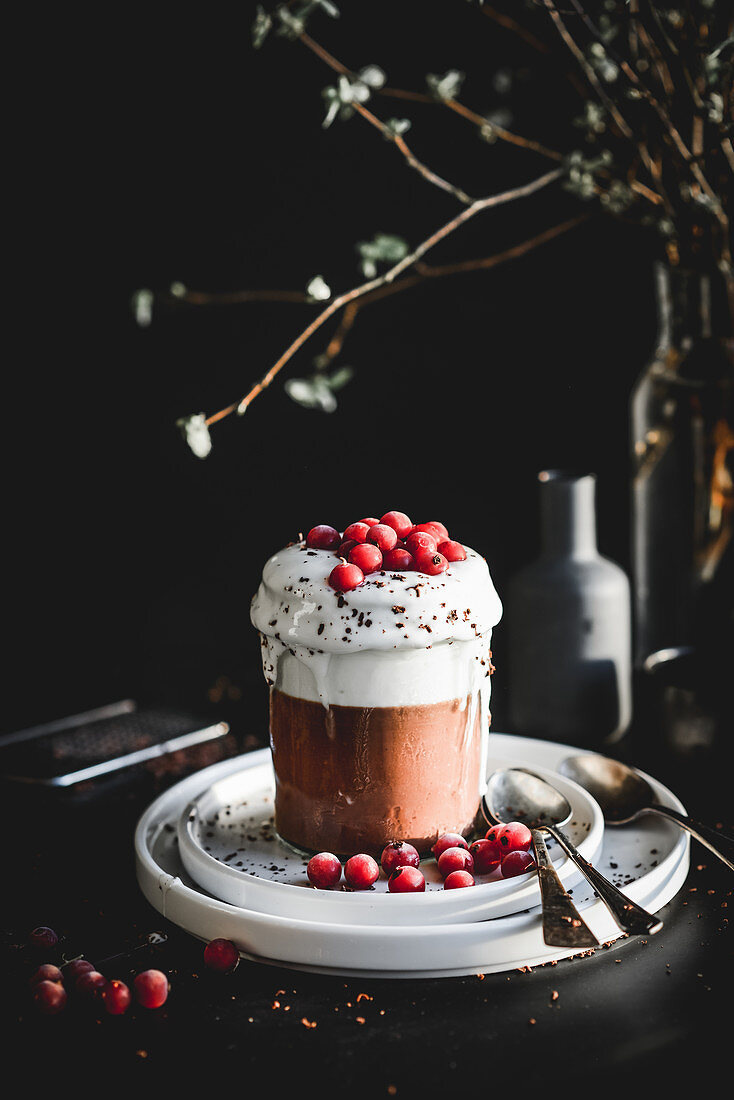 Veganer Schokoladenpudding im Glas mit Joghurt und Johannisbeeren