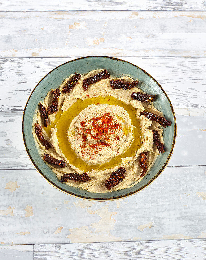 Quinoa-Hummus mit getrockneten Tomaten