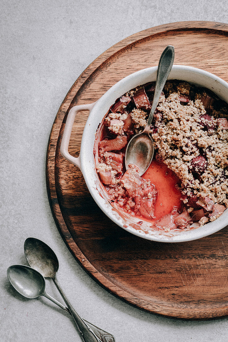 Crumble with rhubarb under the oat crumble