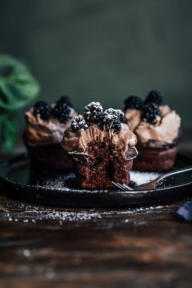 Schokoladencupcakes mit Kaffeecreme und Brombeeren