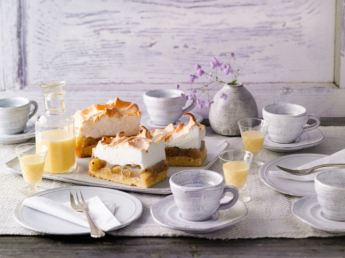 Westphalian coffee gossip with gooseberry meringue cake